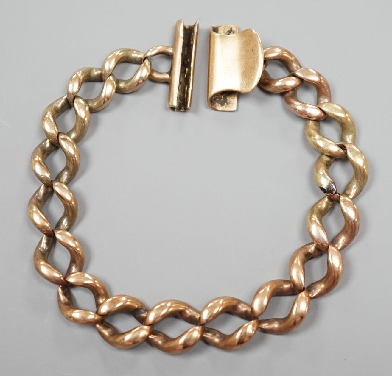 A yellow metal curb link bracelet, 14cm